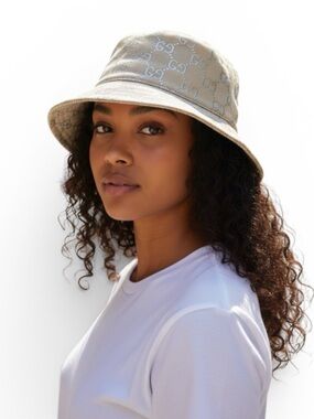GUCCI GG Monogram Tan/Silver Bucket Hat Small